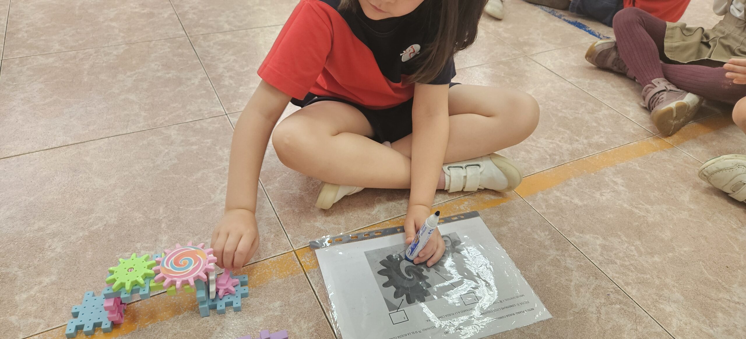 Alumnado trabajando con engranajes